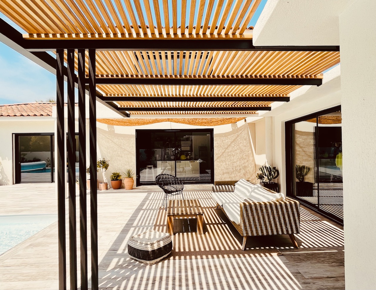 Pergola bois pour villa à Villefranche-sur-Mer – Teck Aménagement Pergola bois bioclimatique à Marseille