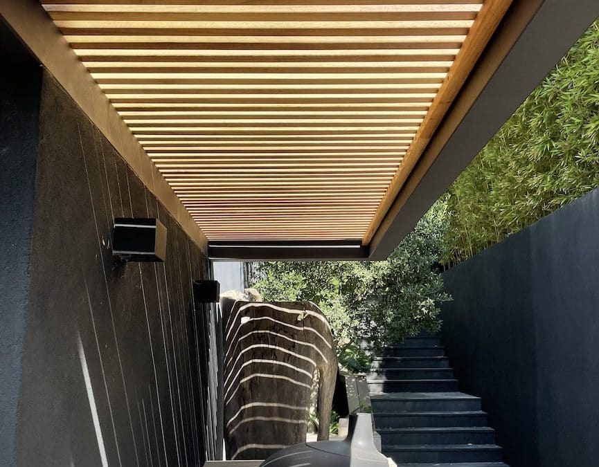 Conception d&rsquo;une pergola fer & bois exotique bioclimatique pour une villa à Sanary sur Mer (83)