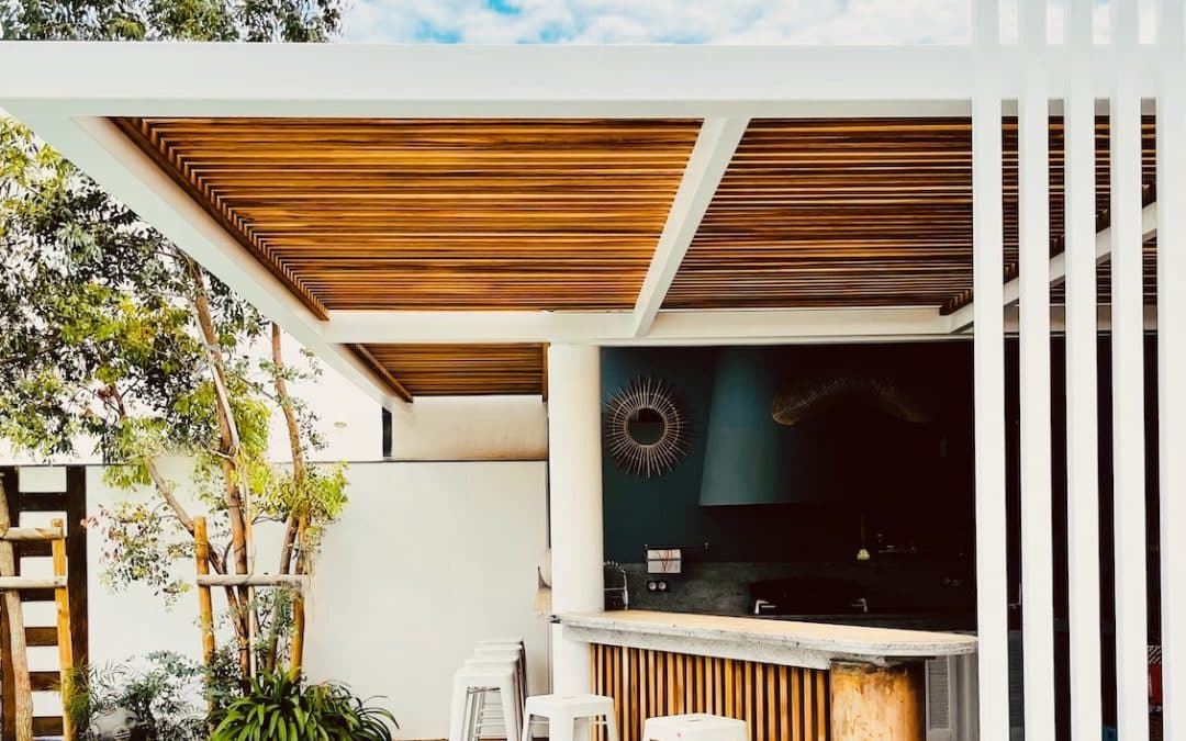Pergola bioclimatique bois 40m² avec bar sur mesure à Ensuès-la-Redonne | Teck Aménagement