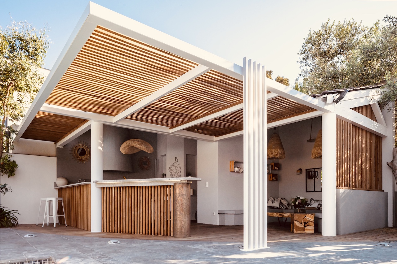 Plage de piscine bois à Saint-Cannat – Teck Aménagement Pergola bois bioclimatique à Marseille