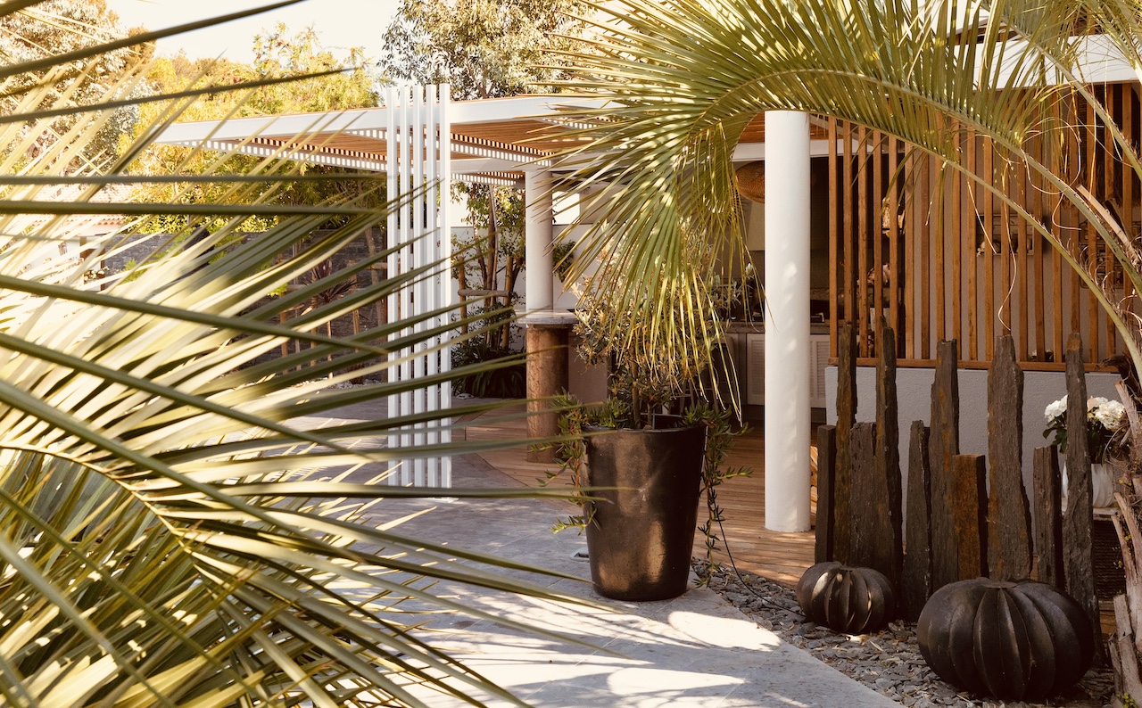 Pergola bois autoportée à Cannes – Teck Aménagement Pergola bois bioclimatique à Marseille