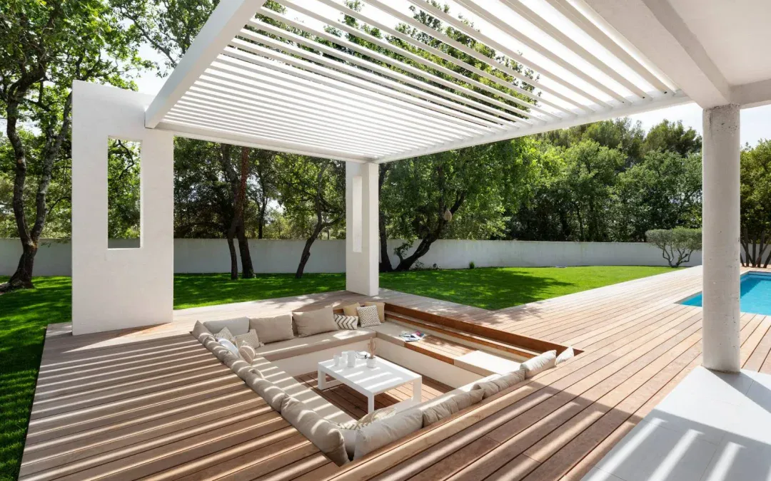Pose de pergola bois à Marseille dans les Bouches-du-Rhône : le lien naturel entre maison et jardin.