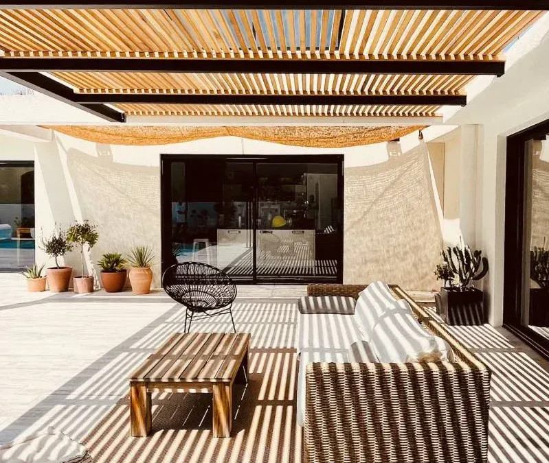 Pergola bioclimatique structure métallique et habillage bois exotique à Marseille