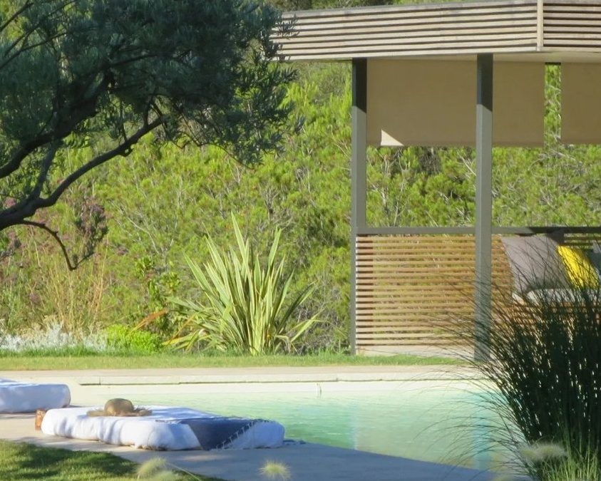 Conception, fabrication et pose d&rsquo;une PERGOLA en bois exotique sur mesure en Provence