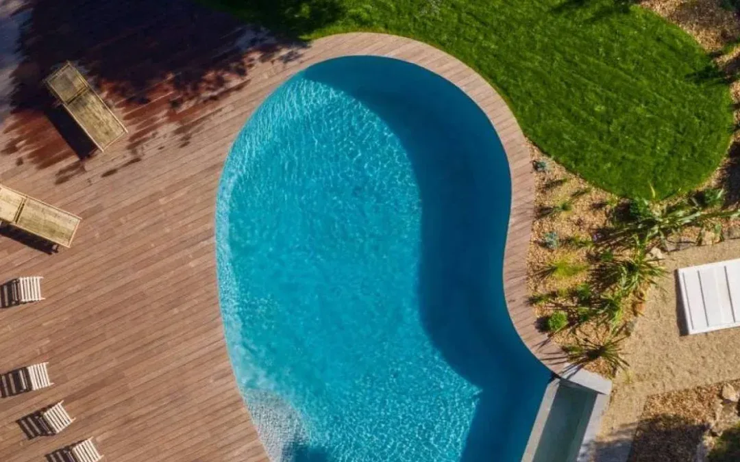 Création d’une plage de piscine en ipé de 150m² sur une piscine en forme libre à Marseille