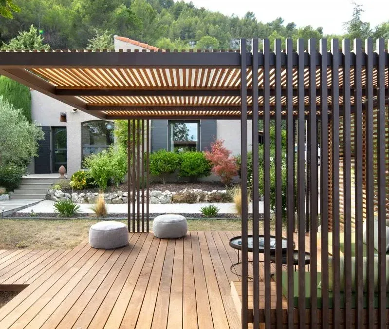 Pergola bioclimatique Marseille : comment profiter de votre jardin en toute saison