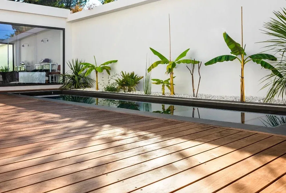 Créez une terrasse bois autour de votre piscine sur Marseille