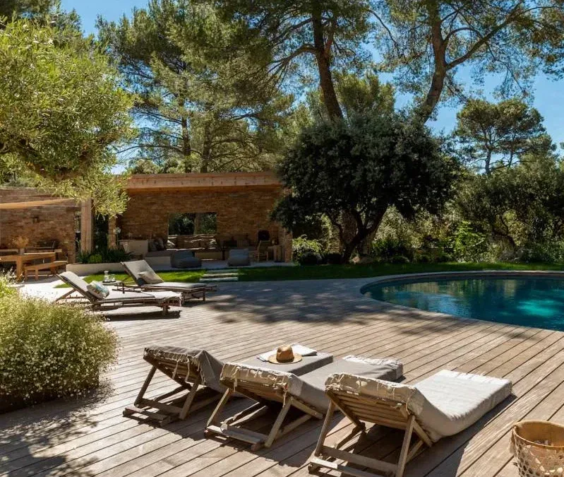 La terrasse bois : le lien naturel entre maison et jardin.