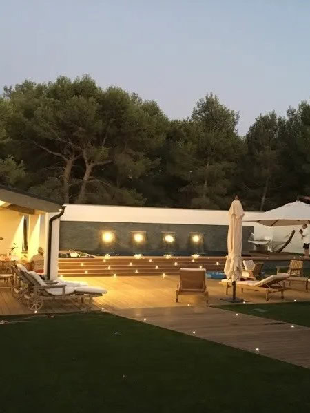 Espace piscine en bois exotique à Châteauneuf les Martigues Bouches du Rhône