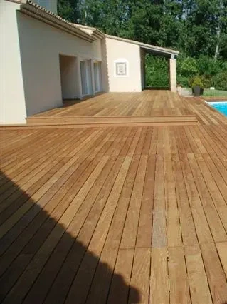 Plage de piscine en bois à Marseille L&rsquo;Estaque plage
