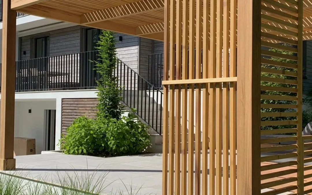 Comment choisir sa pergola bioclimatique ? Création de pergola en bois exotique pour un espace détente à Cassis.