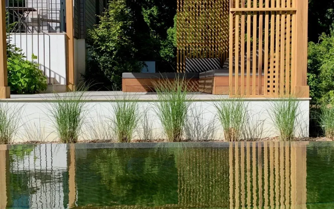 Comment choisir sa pergola bioclimatique ? Création de pergola en bois exotique pour un espace détente à Cassis.