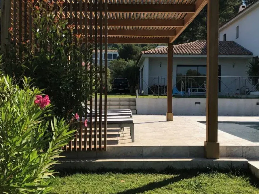 Toiture de pergola en bois à Salon-de-Provence : quels matériaux choisir ? | Teck Aménagement