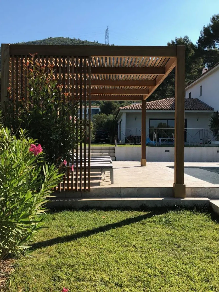 Pergola bois bioclimatique à Marseille