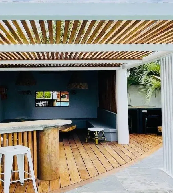 Pergola en bois exotique aux Pennes-Mirabeau dans les Bouches-du-Rhône