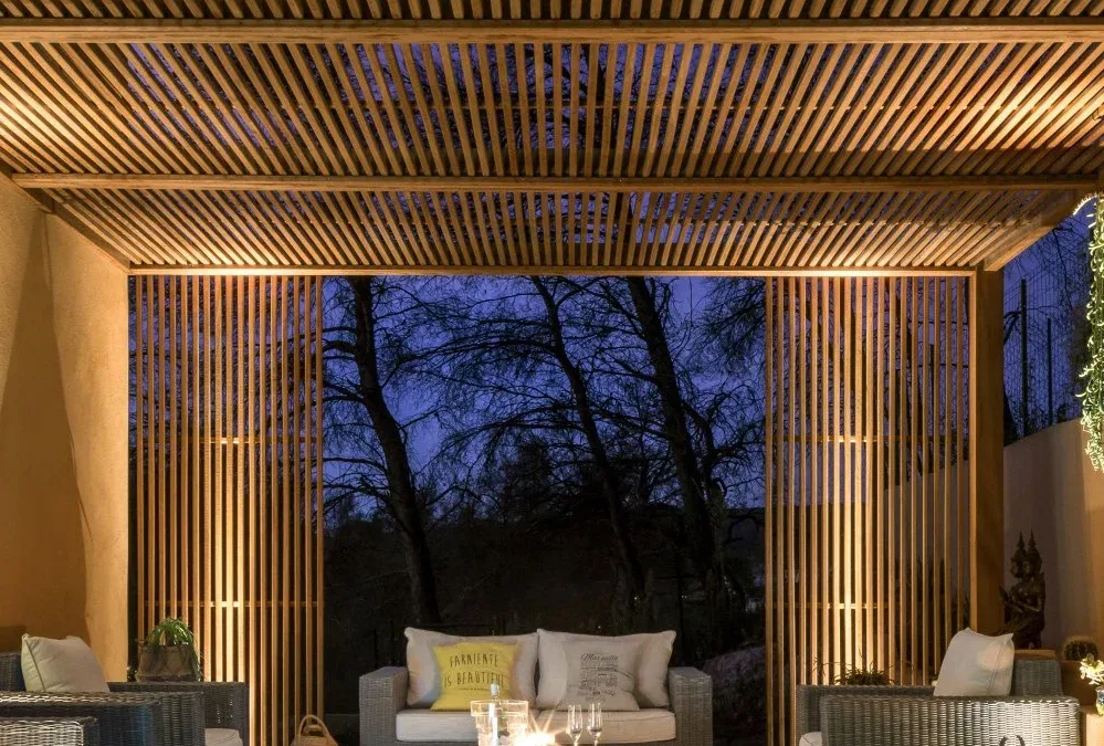 Pourquoi choisir une Pergola bioclimatique bois à Marseille ? de l&rsquo;ombre à la lumière.