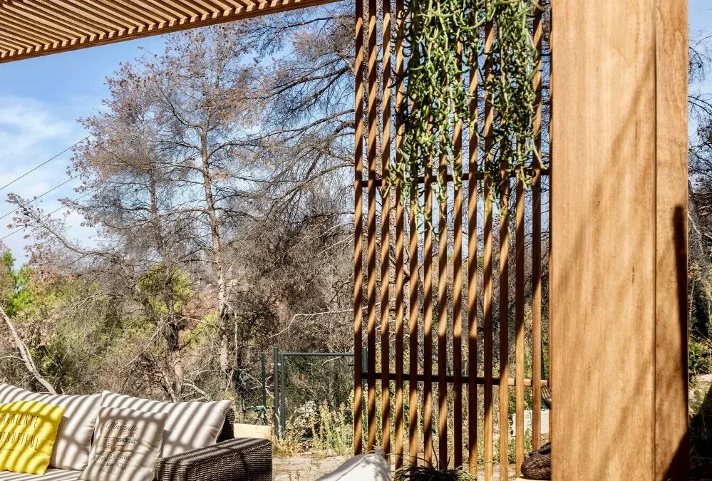 Optez pour une pergola bioclimatique en bois exotique et sur mesure à Aix en Provence