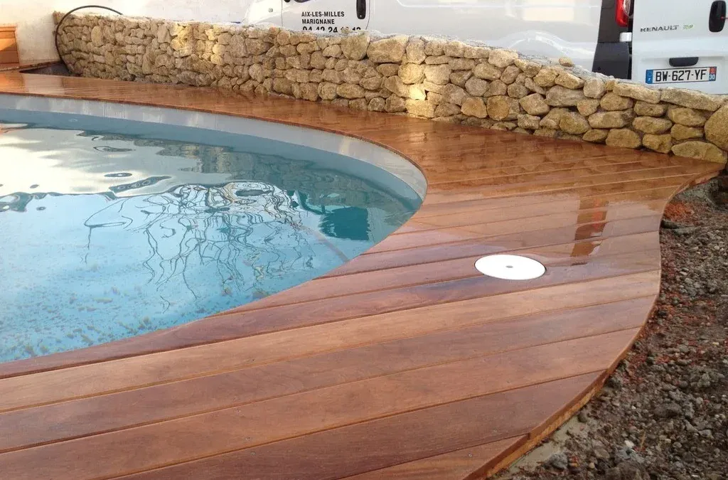 Création et pose d’une terrasse de piscine en bois à Marseille