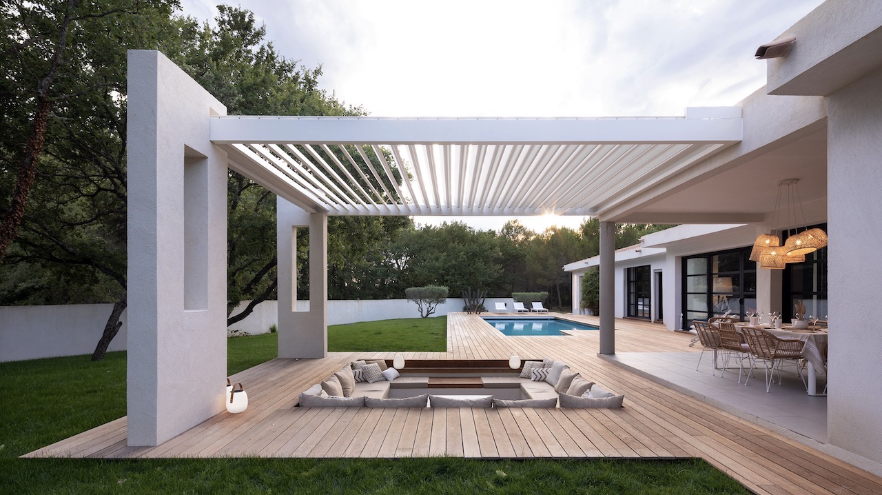 Les avantages d’une pergola bioclimatique bois à Marseille, été comme hiver1 Pergola bois bioclimatique à Marseille