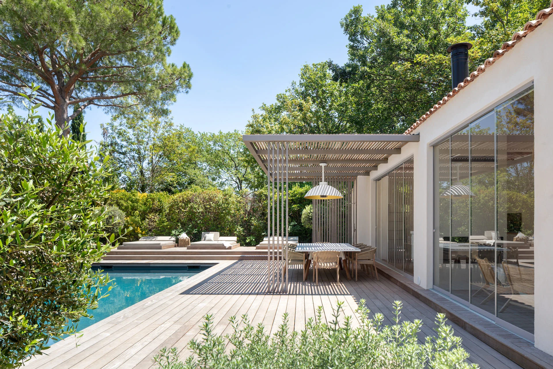 Pergola bois autoportée à Cannes – Teck Aménagement Pergola bois bioclimatique à Marseille