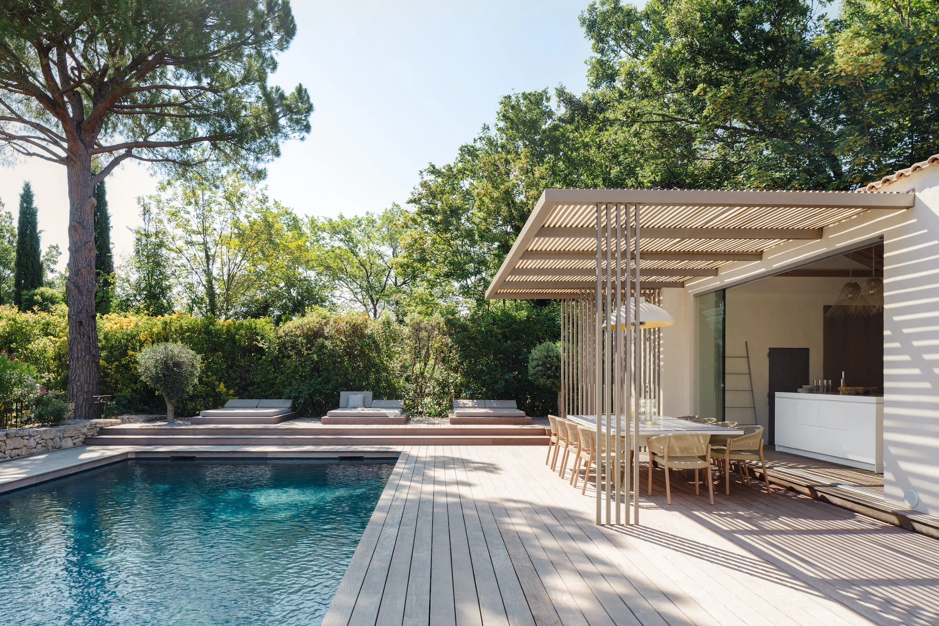 Plage de piscine bois à Saint-Cannat – Teck Aménagement Pergola bois bioclimatique à Marseille