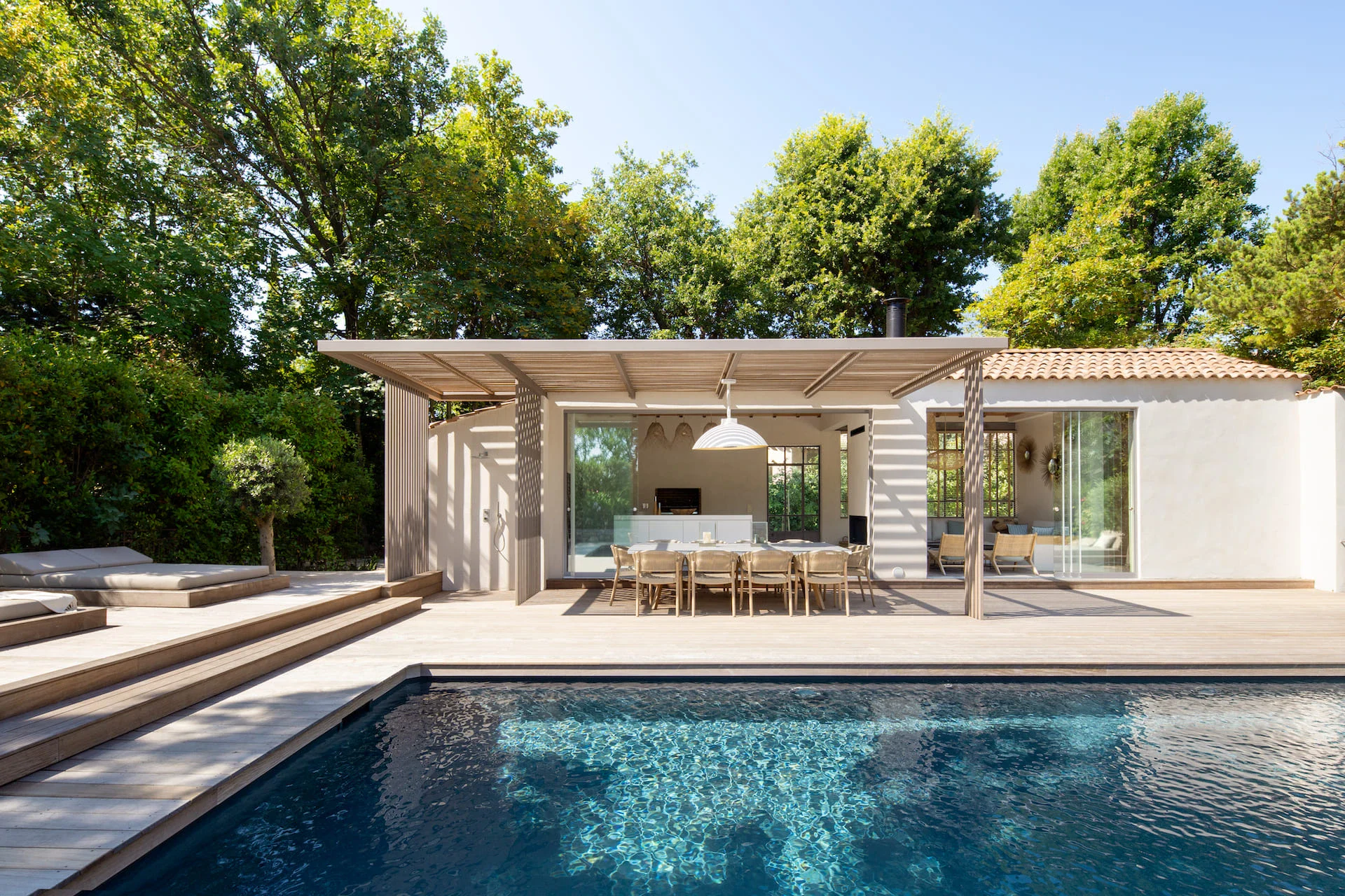 Plage de piscine bois à Saint-Cannat – Teck Aménagement Pergola bois bioclimatique à Marseille