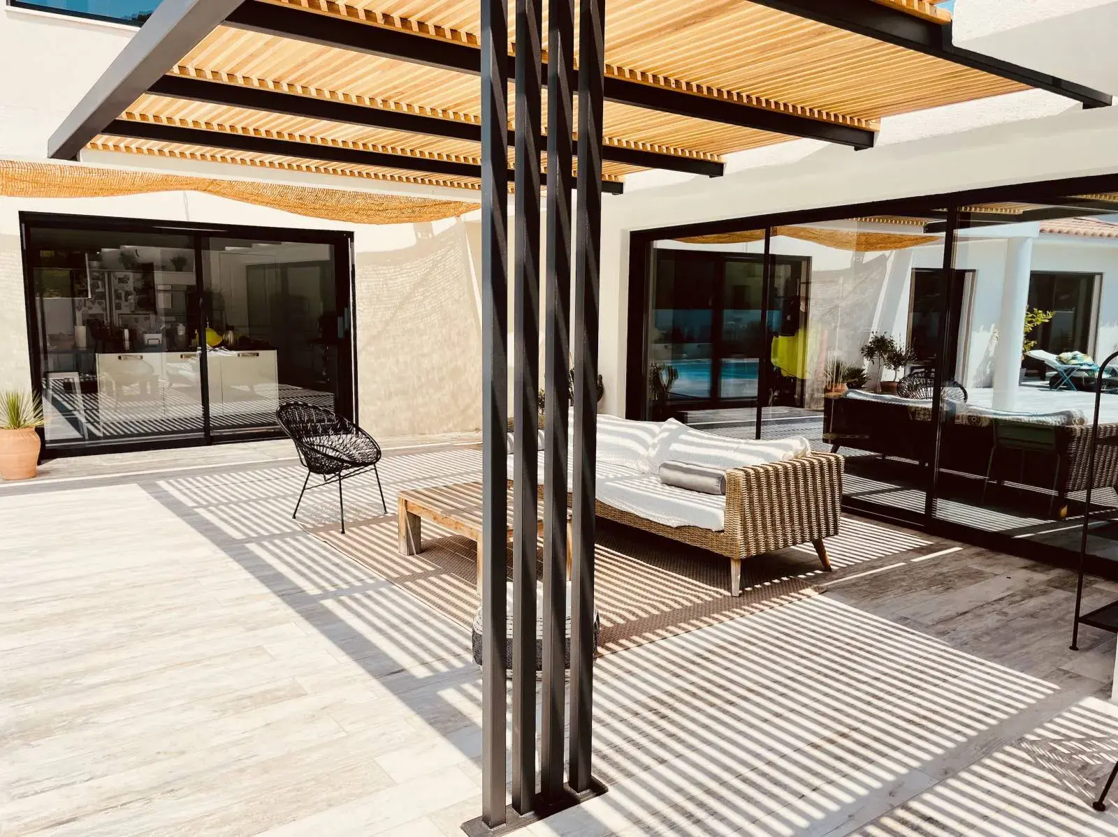 Pergola bois bioclimatique à Marseille