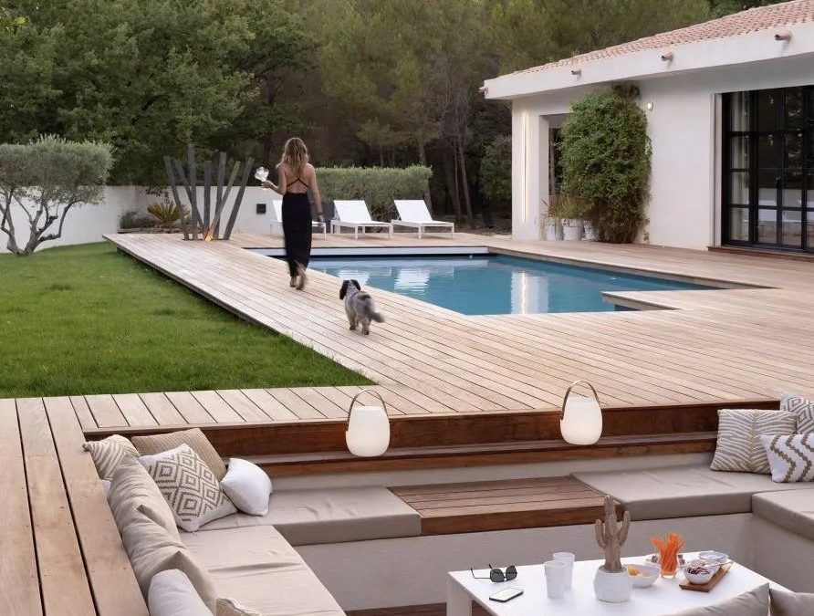 Relooking total d’un jardin avec pergola, salon enterré, plage de piscine en bois pour une villa à Saint Cannat