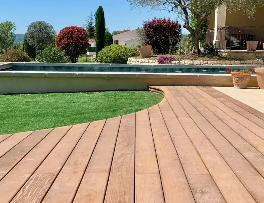 Pose de terrasse bois pour maison avec jardin et piscine Marseille Bouches du Rhône
