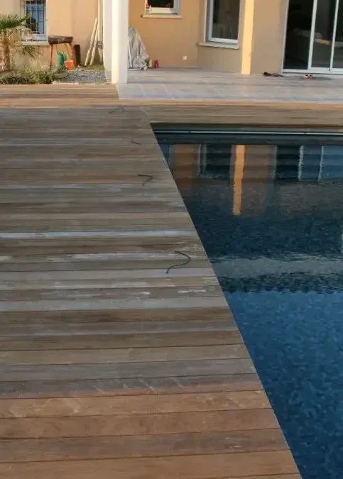 Création et installation de plage de piscine en ipé de 65 m² à Marseille