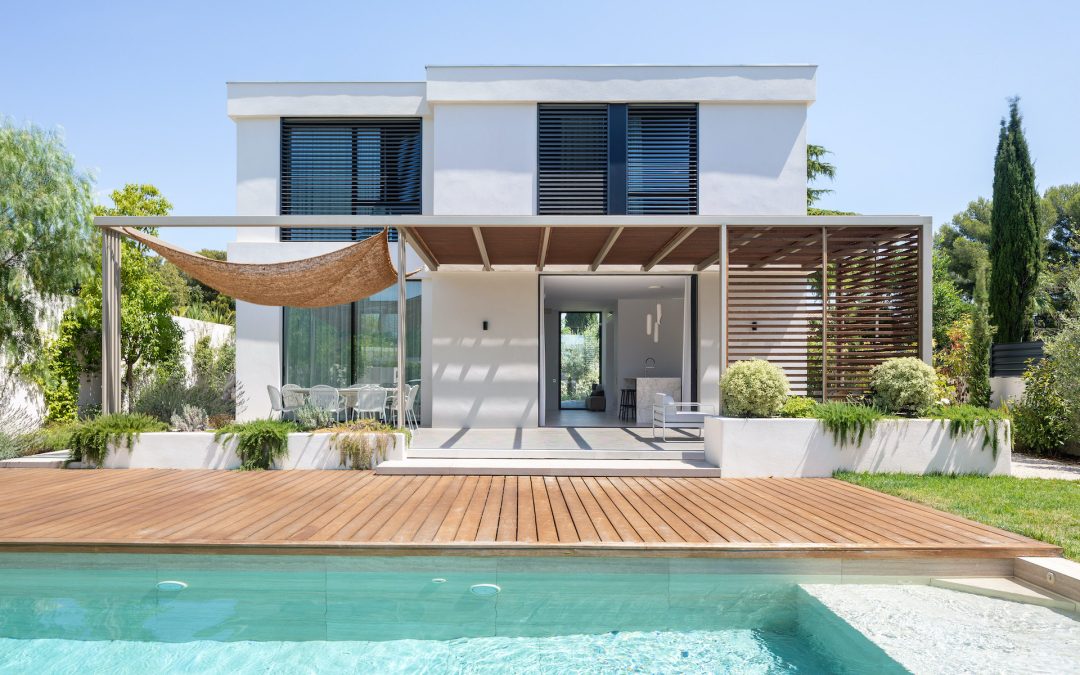 Réalisation pergola bioclimatique en bois sur mesure pour villa contemporaine quartier des 3 lucs à Marseille