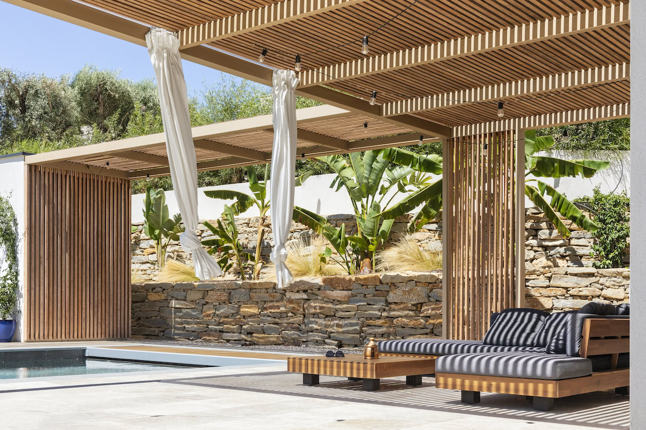 Pergola bois pour terrasse à Ramatuelle – Teck Aménagement Pergola bois bioclimatique à Marseille