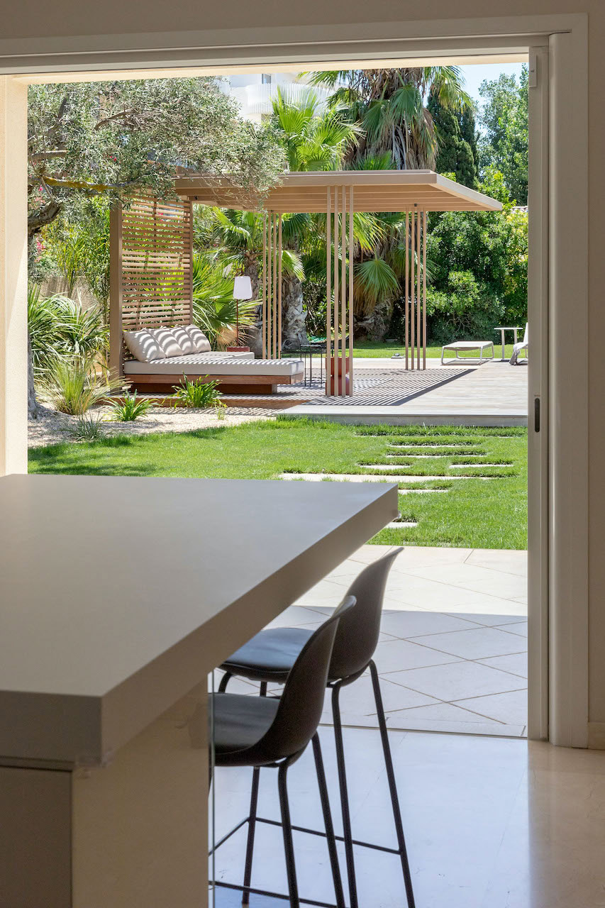 Pergola bois pour terrasse à Ramatuelle – Teck Aménagement Pergola bois bioclimatique à Marseille
