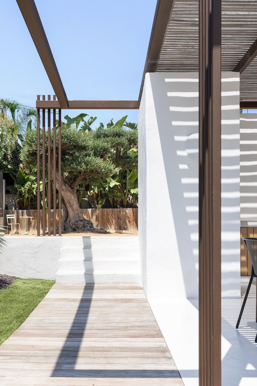 Pergola en bois avec claustra pour espace extérieur.