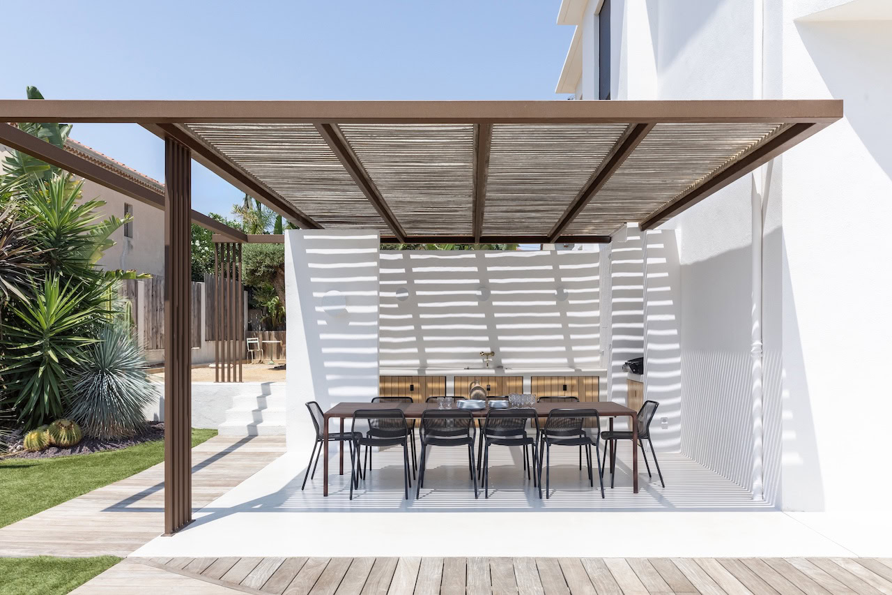 Pergola bois pour villa à Villefranche-sur-Mer – Teck Aménagement Pergola bois bioclimatique à Marseille