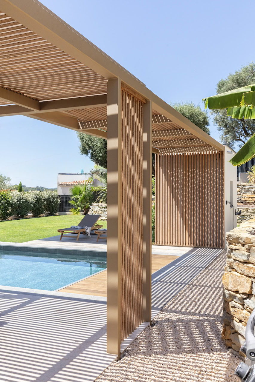 Pergola bois pour villa à Villefranche-sur-Mer – Teck Aménagement Pergola bois bioclimatique à Marseille
