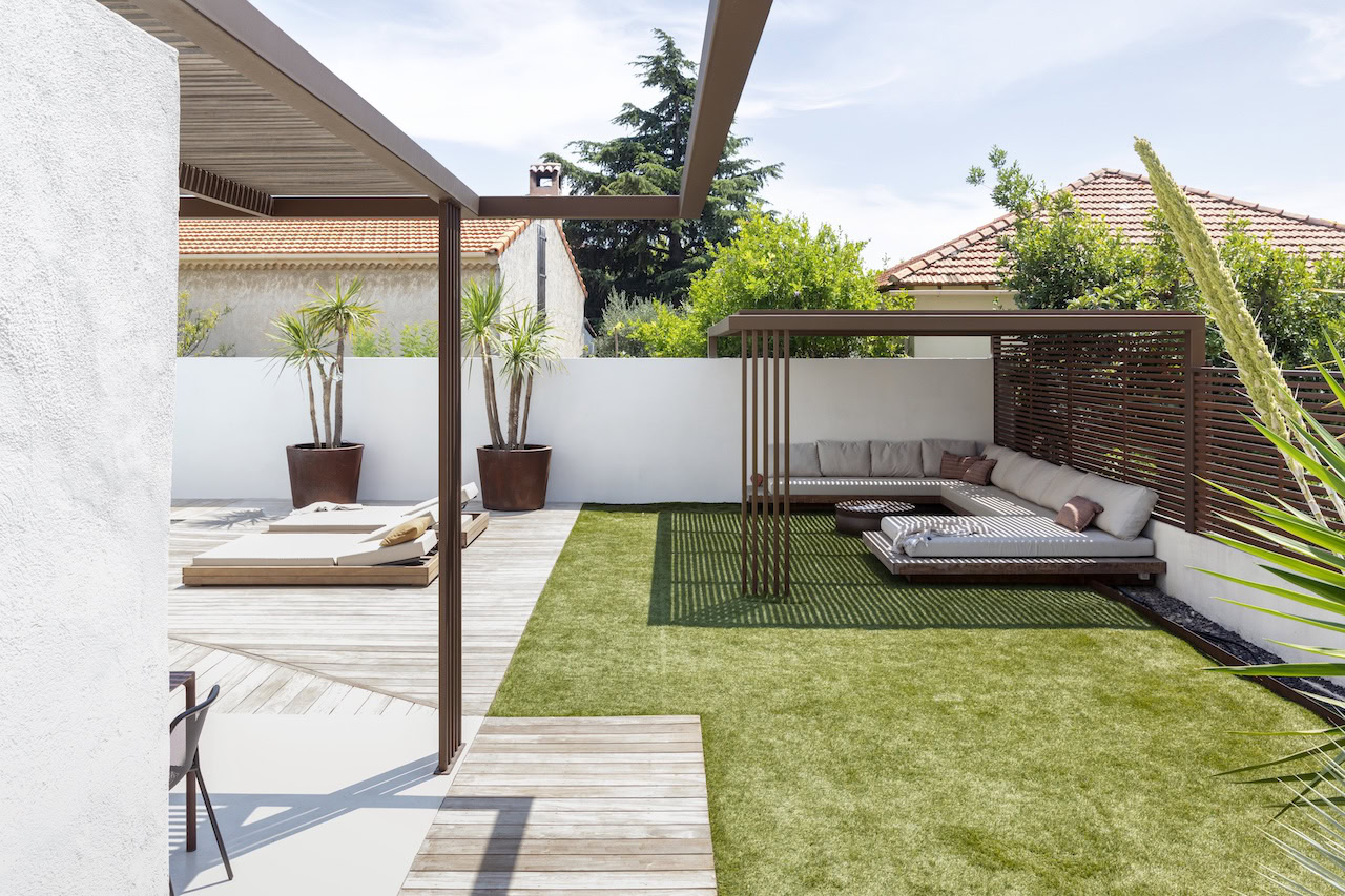 Pergola bois autoportée à Cannes – Teck Aménagement Pergola bois bioclimatique à Marseille
