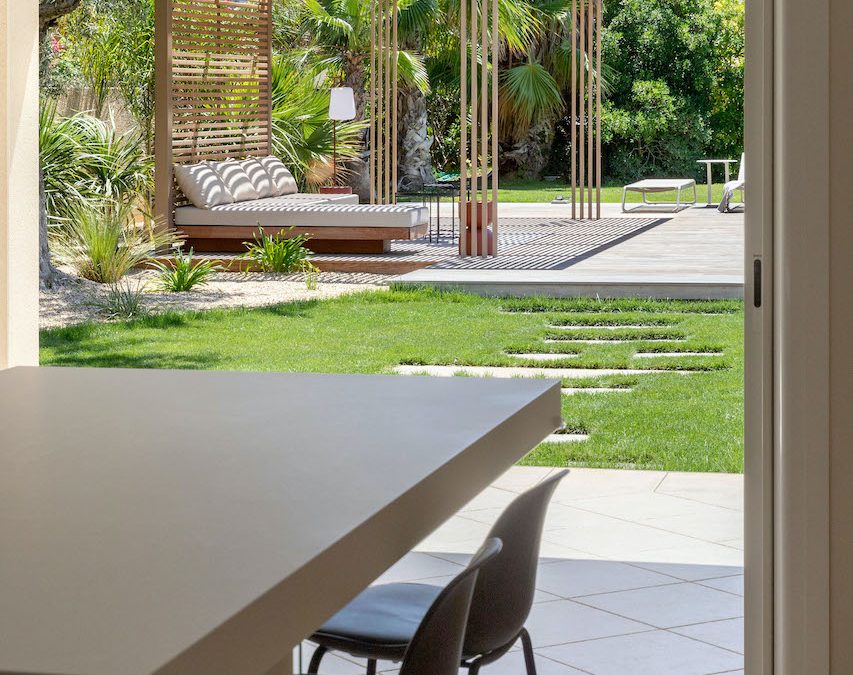Pergola bois et claustra avec daybed piscine — Sérignan (Hérault)