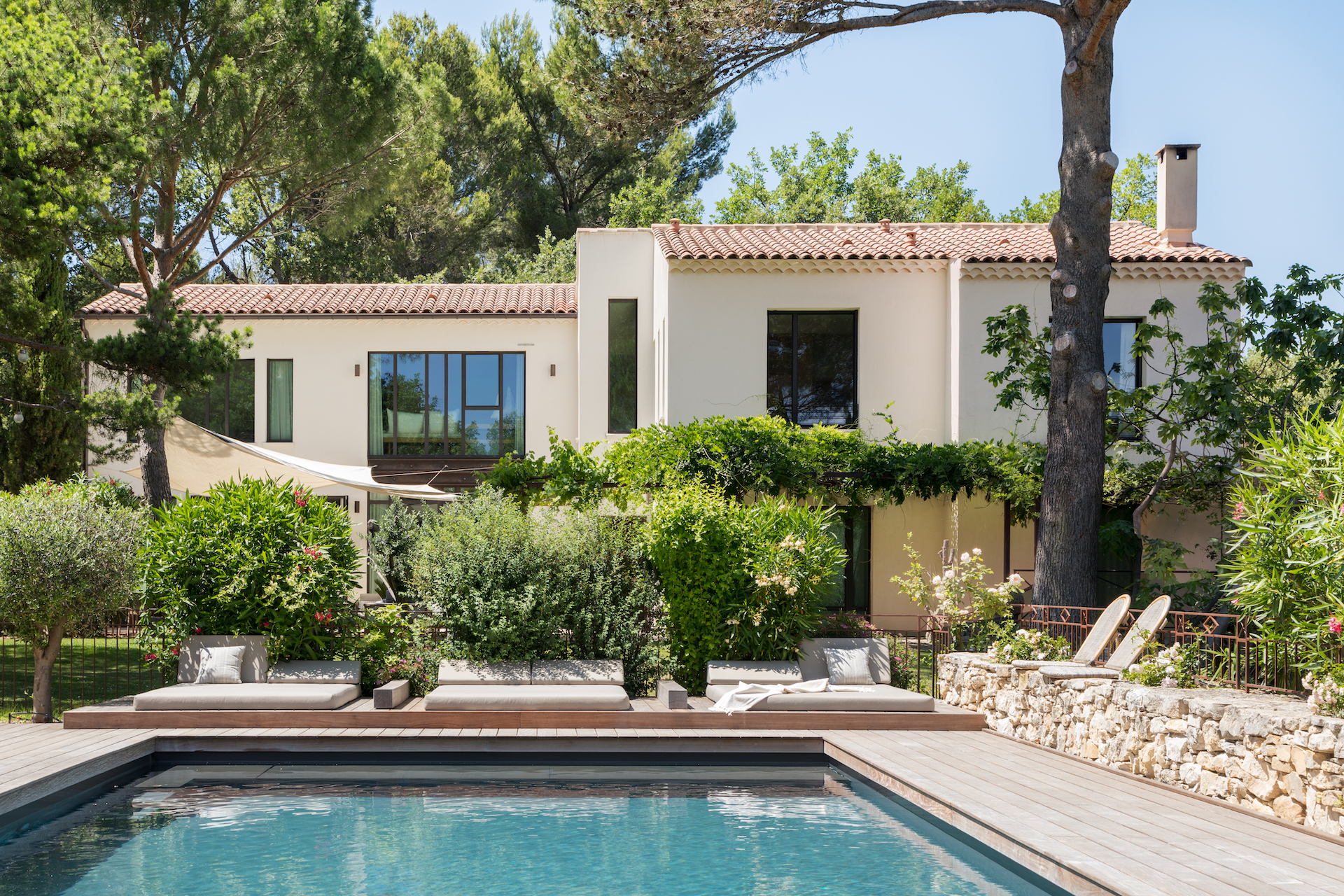 Pergola bois autoportée à Cannes – Teck Aménagement Pergola bois bioclimatique à Marseille