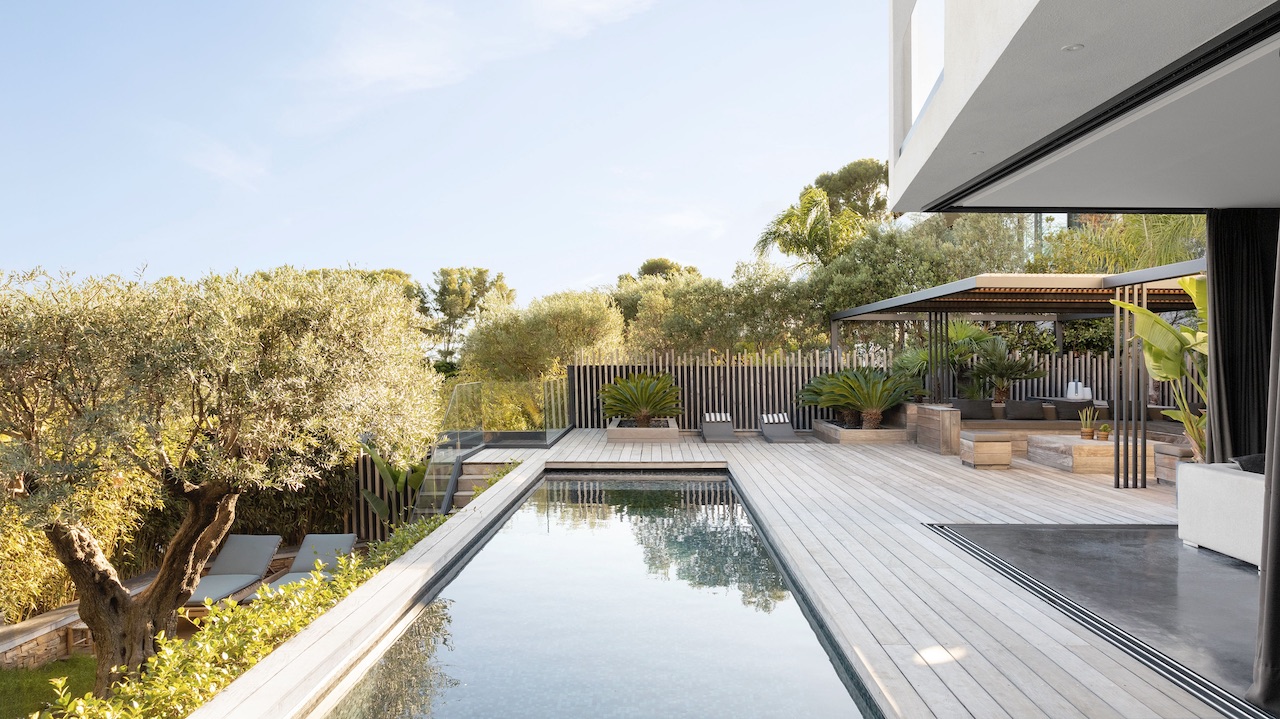 Les avantages d’une pergola bioclimatique bois à Marseille, été comme hiver1 Pergola bois bioclimatique à Marseille