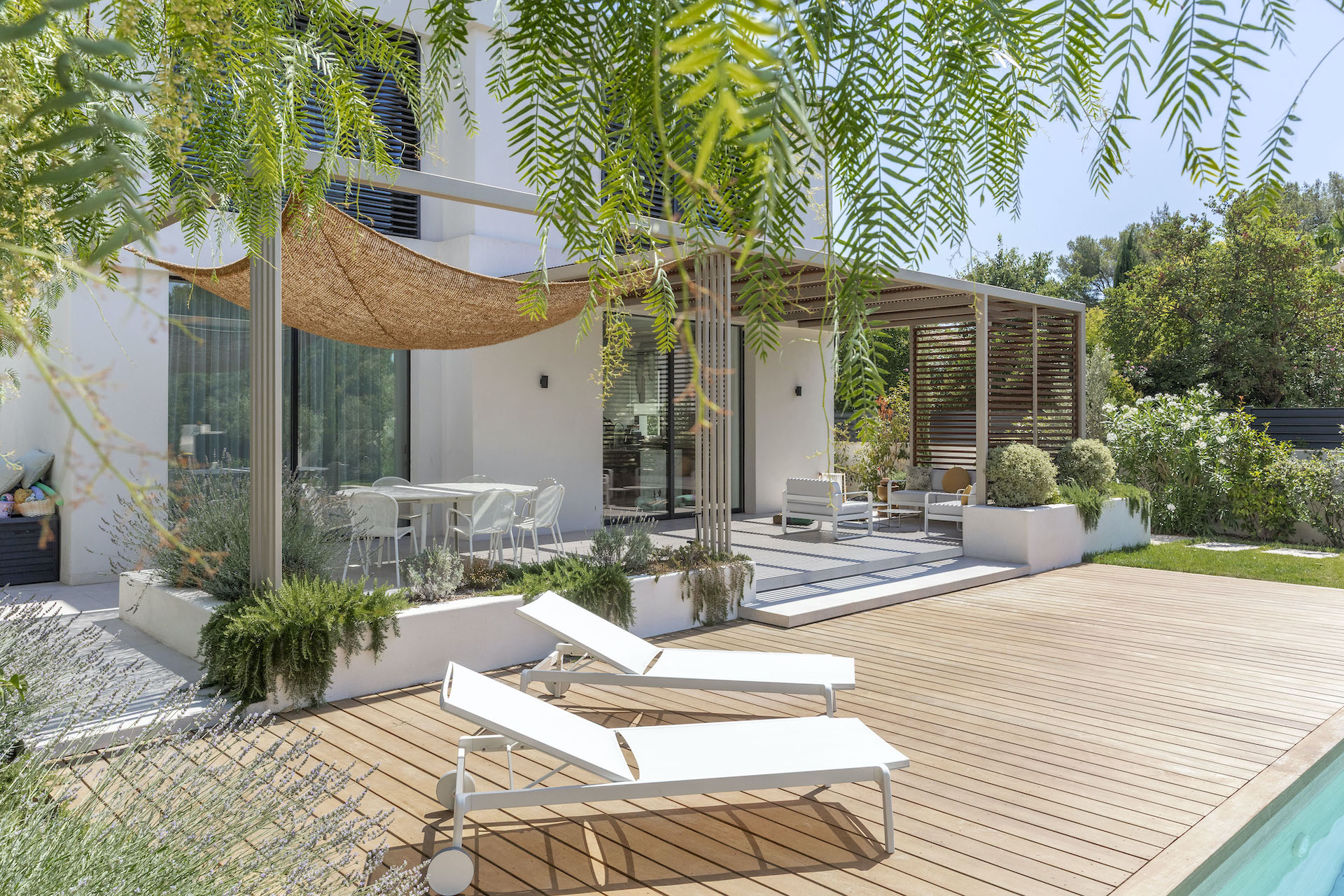 Pergola bois pour villa à Villefranche-sur-Mer – Teck Aménagement Pergola bois bioclimatique à Marseille