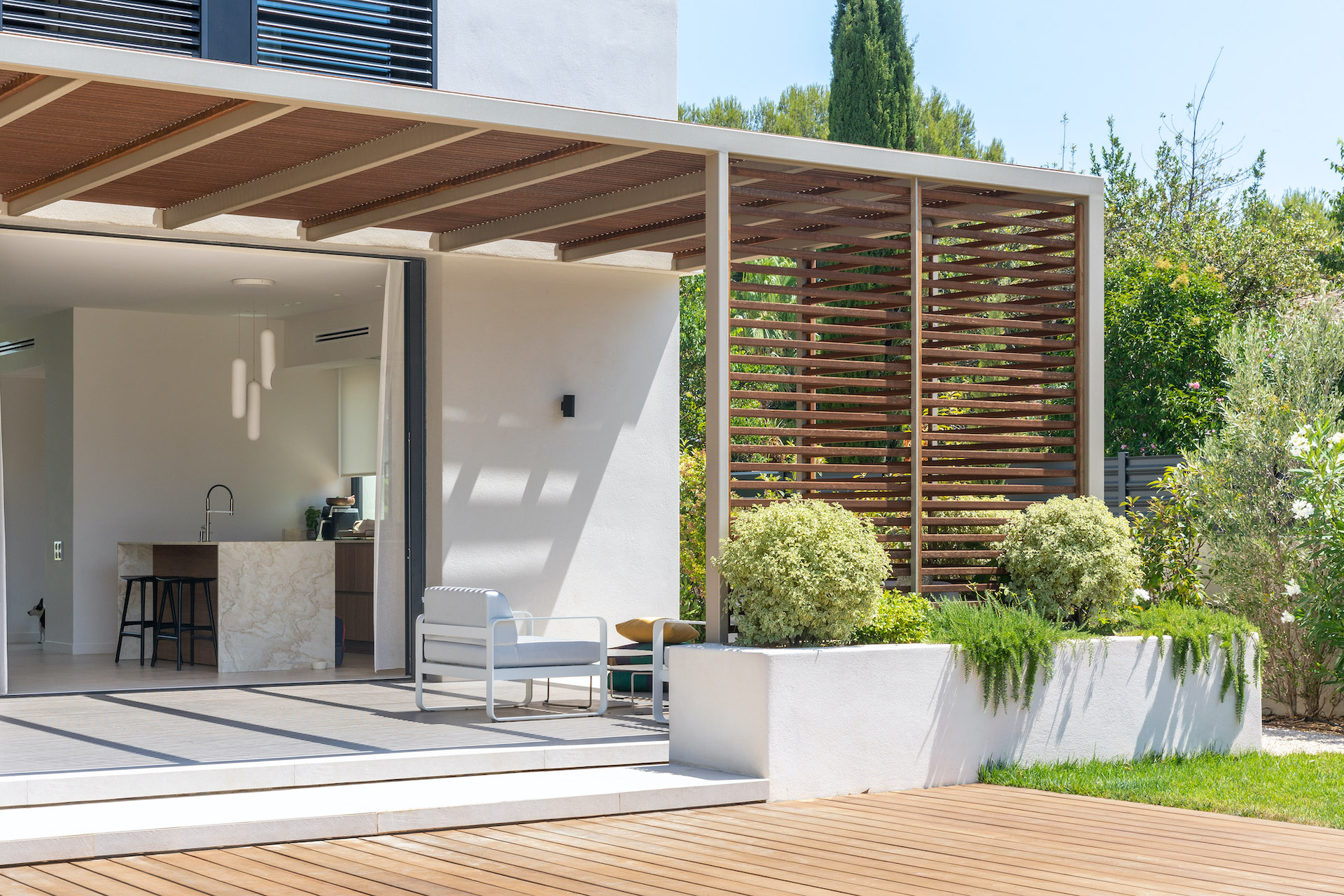 Pergola bois autoportée à Cannes – Teck Aménagement Pergola bois bioclimatique à Marseille