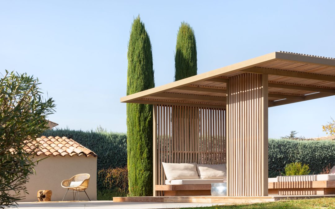 Pergola autoportée en bois exotique en PACA avec Teck aménagement