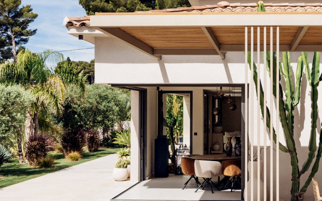 Pergola en porte-à-faux en bois exotique dans les Bouches-du-Rhône