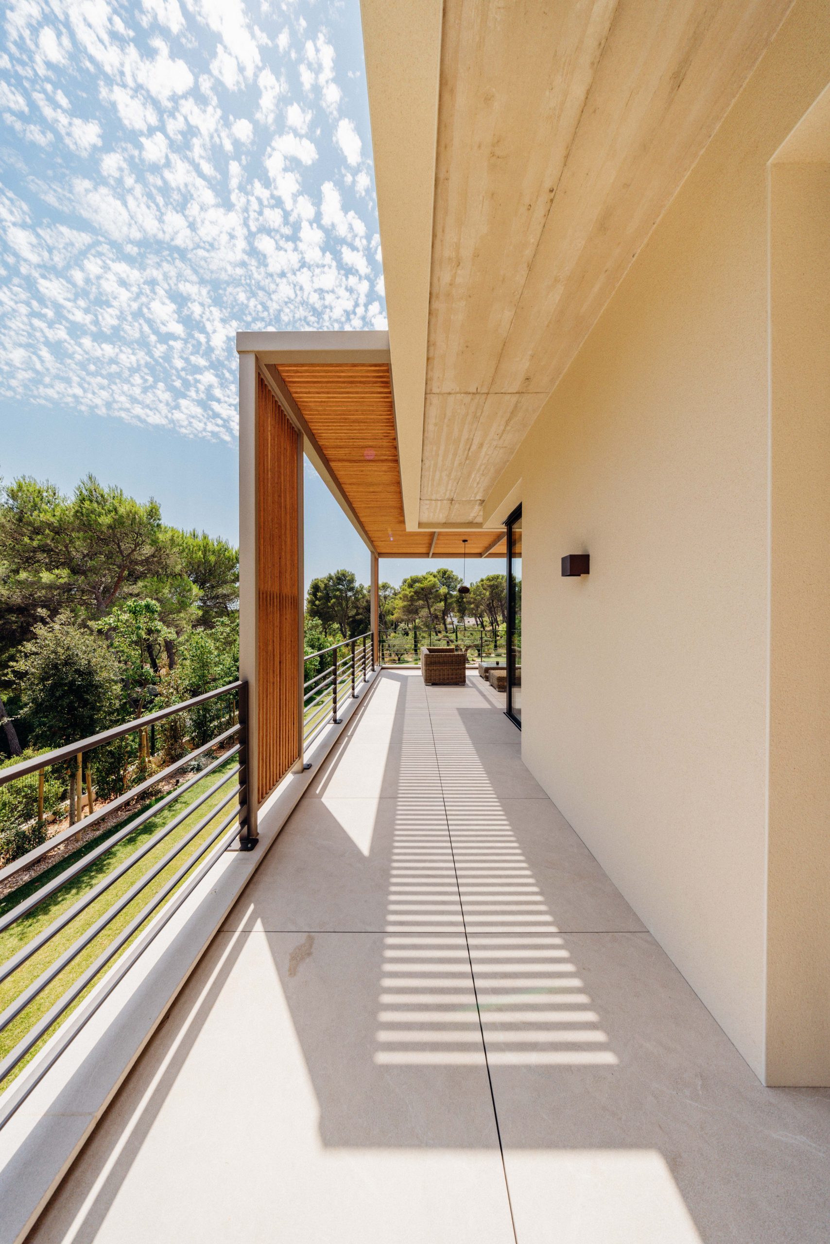 Plage de piscine bois à Saint-Cannat – Teck Aménagement Pergola bois bioclimatique à Marseille