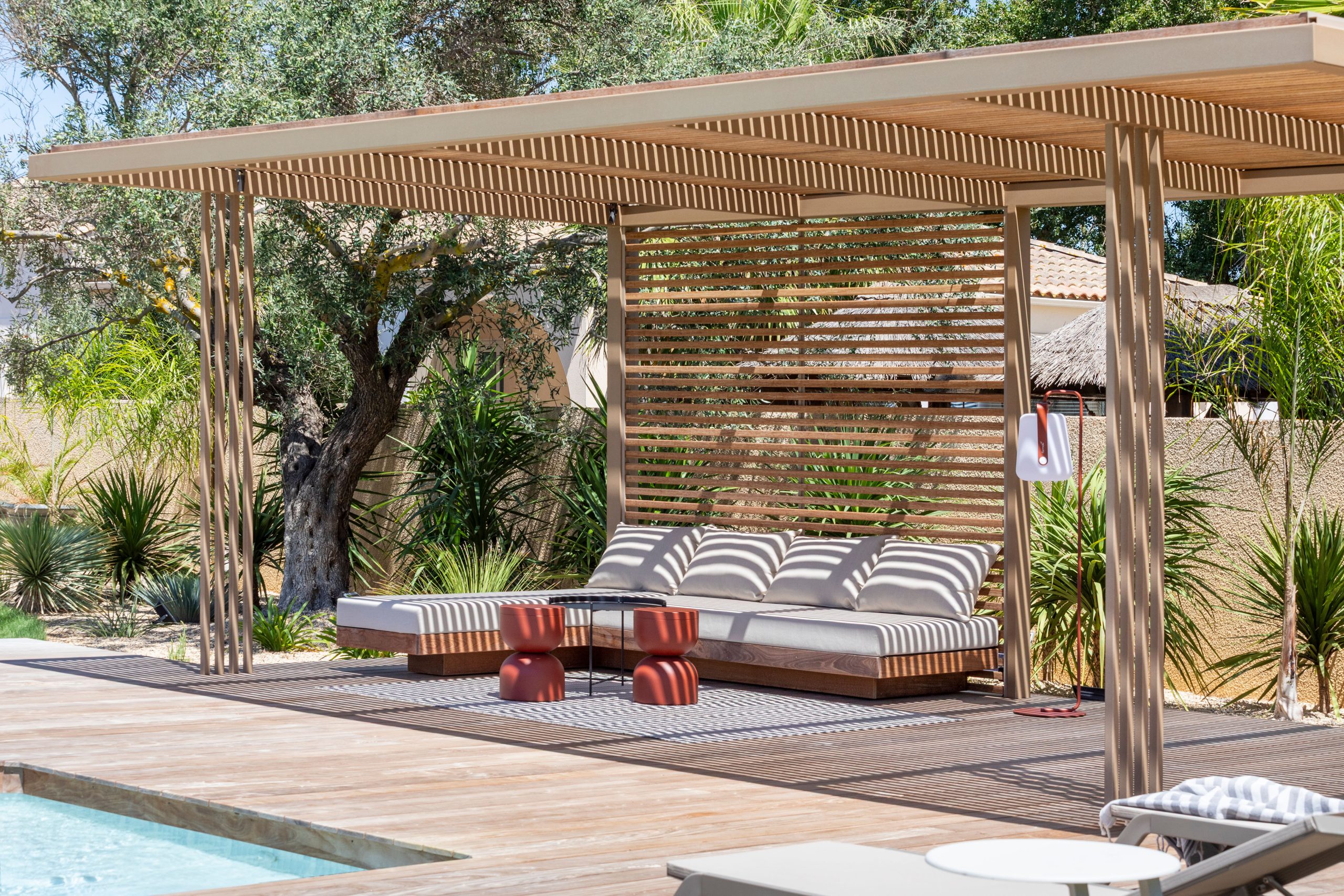 Plage de piscine bois à Saint-Cannat – Teck Aménagement Pergola bois bioclimatique à Marseille
