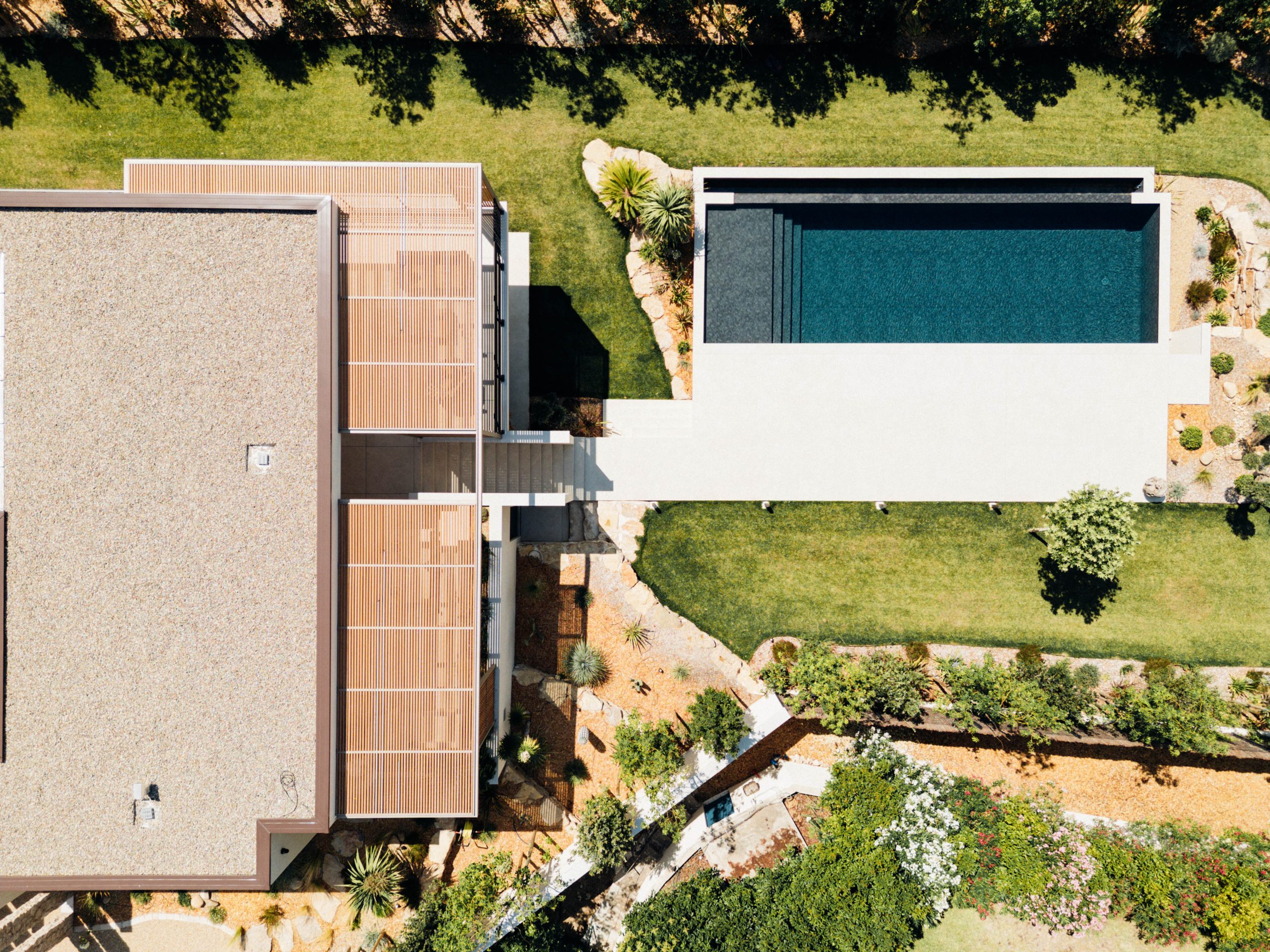 Plage de piscine bois à Saint-Cannat – Teck Aménagement Pergola bois bioclimatique à Marseille