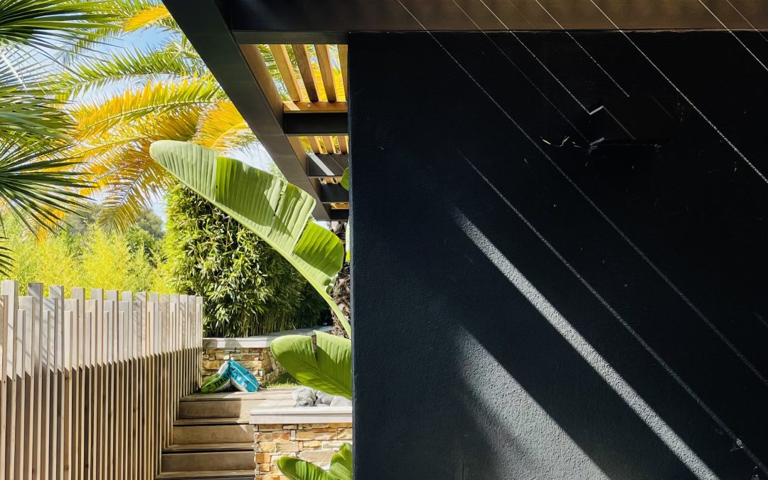 Pergola en porte-à-faux en bois exotique dans le Var