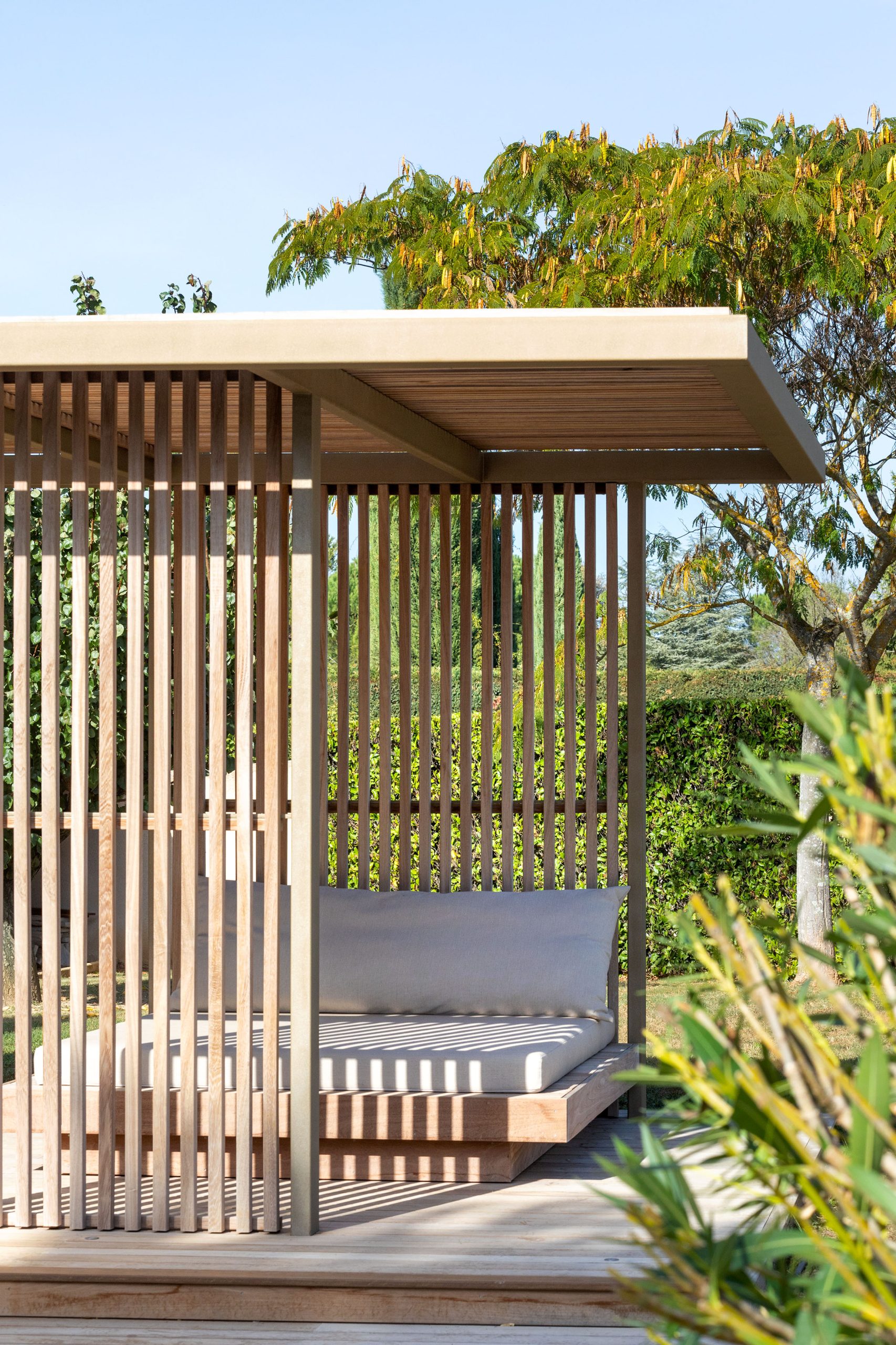 Plage de piscine bois à Saint-Cannat – Teck Aménagement Pergola bois bioclimatique à Marseille