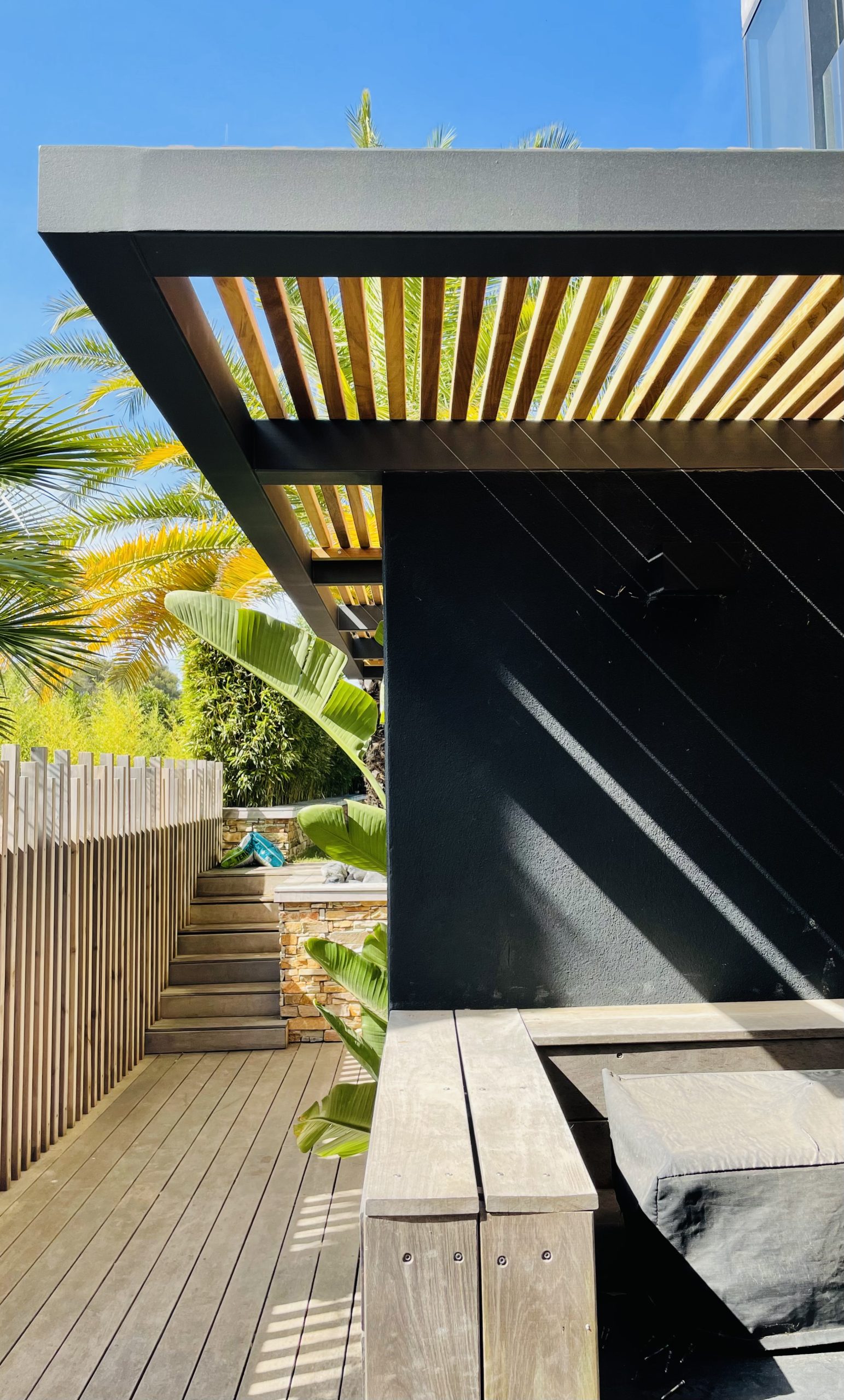 Pergola porte-à-faux bois exotique façade villa